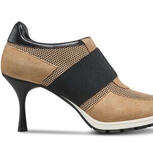 Sneex icon never worn size 9 small water stain on one shoe hence price no-box